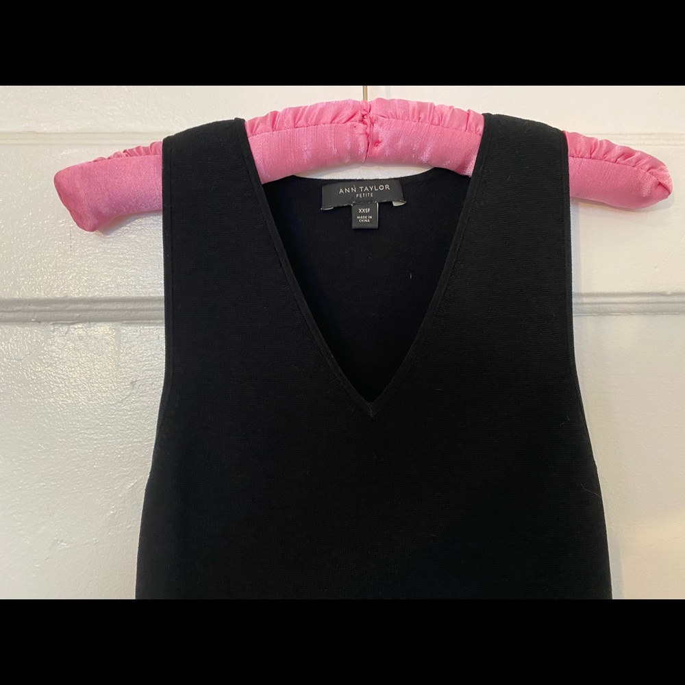 Comfy and chic Ann Taylor dress. Machine washable ! XXSP